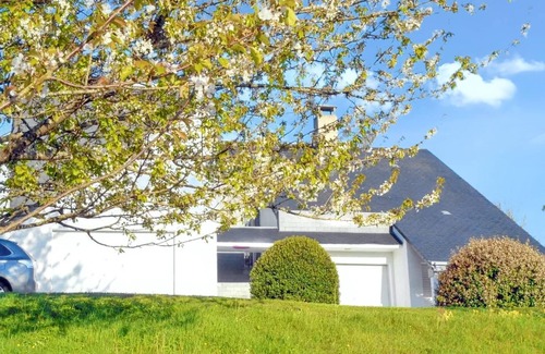 Chancay House | Homerez - Charming House in Reugny with Garden and Mountain View
