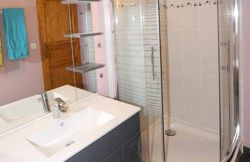 Vindecy House | Homerez - Nice house for 5 ppl. with shared pool and garden at Avrilly