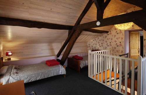 Vindecy House | Homerez - Nice house for 5 ppl. with shared pool and garden at Avrilly