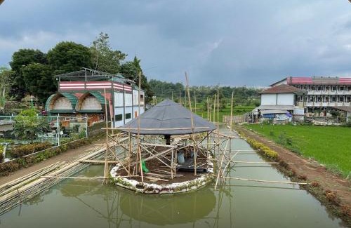 Jambelaer House | Homestay Nuansa Bambu di Kadudampit Sukabumi