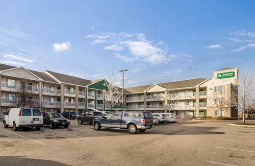 Aurora Hotel | HomeTowne Studios by Red Roof Denver - Airport/Aurora