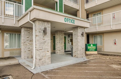 Aurora Hotel | HomeTowne Studios by Red Roof Denver - Airport/Aurora