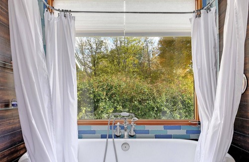 University Hills House | Honeymoon Suite on a Creek