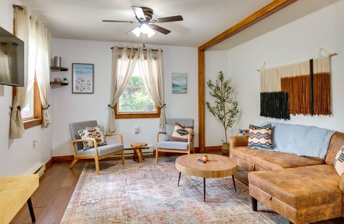 Eminence Cottage | ‘Honeysuckle Hill Cottage’ Near Downtown Eminence!