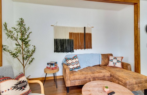 Eminence Cottage | ‘Honeysuckle Hill Cottage’ Near Downtown Eminence!