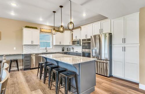 Hollister Cabin | Hook Wine and Sinker- Sleeps 21 lodge