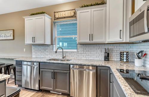 Hollister Cabin | Hook Wine and Sinker- Sleeps 21 lodge