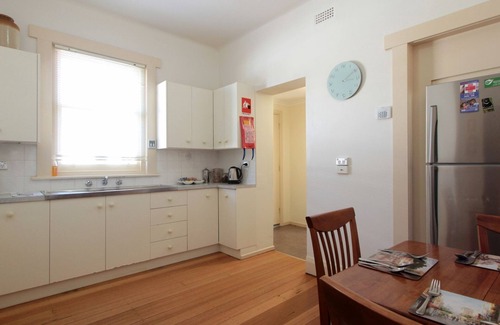Moonah House | Hopkins on Charles - 4bedrm/2 bathrm Central to Shopping, Restaurants 2Min walk
