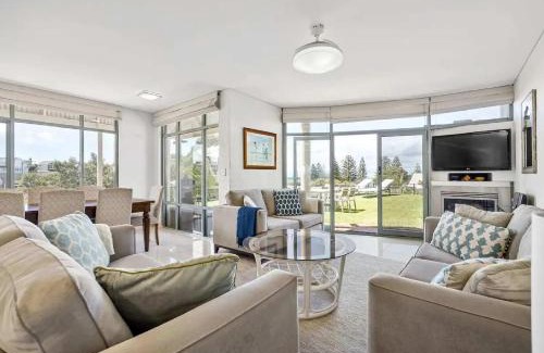 Sorrento House | Horizon View Retreat by Ready Set Stay - Beach Views