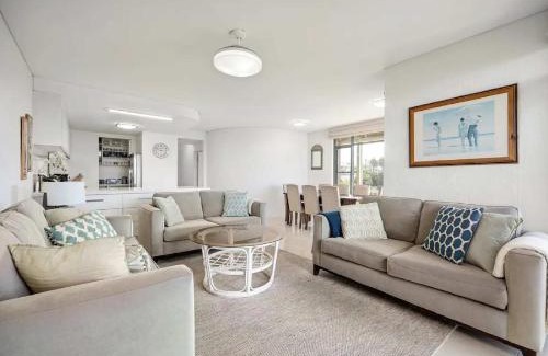 Sorrento House | Horizon View Retreat by Ready Set Stay - Beach Views