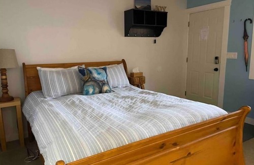 Cougar Creek Bed & Breakfast | Horseshoe Bed and Breakfast: Private, Cozy Bachelor Suite