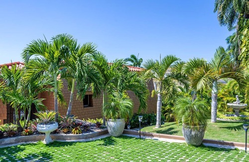 IronShore Estates Cabin | Hospitality Expert CLAUDIA H/O: Pool, Beach, Shops