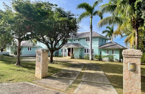 Montego Bay Apartment | Hospitality Expert Ultra: 11BR, Pool, Beach, Chef