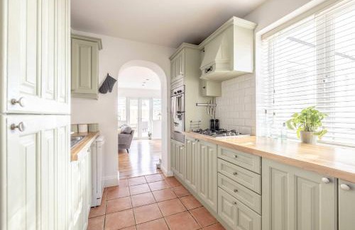 Fifield House | Host & Stay - Meadow Way