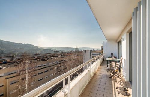 Guimaraes Apartment | Host Wise - Homely Large Flat - Balcony