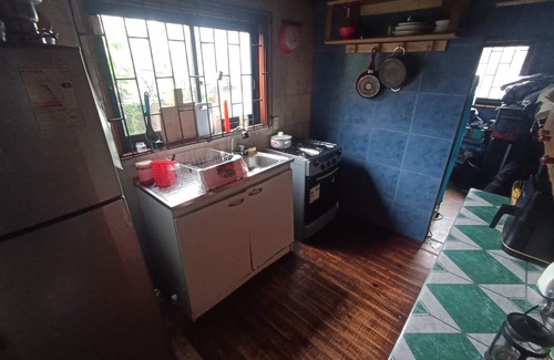 Valdivia House | Hostal Lila, Casa Entera por 8+ Con Jardin y Estacionamiento