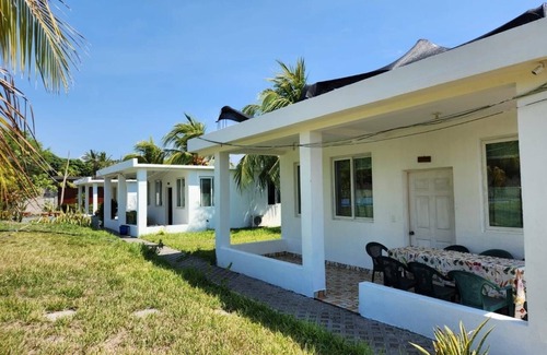 El Hawaii House | Hostel With Pool And Free Parking Near The Sea