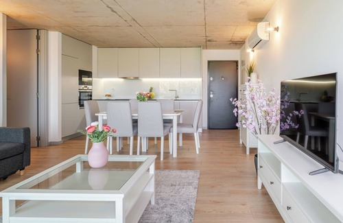 Vila Nova de Gaia Apartment | HostWise - Modern Flat w/Balcony, Garage and Pool