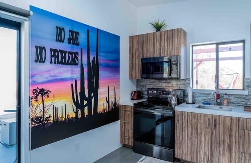 Joshua Tree House | ❤Hot Tub + Close to Downtown JT ❤ Fully Fenced + Firepit Mini❤