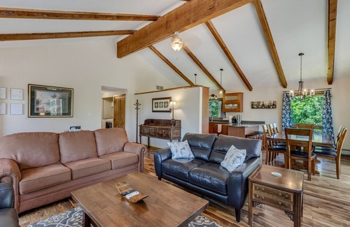 Glenwood Springs House | Hot Tub & Fire-Pit on the River with Mountain Views, Minutes to Downtownn