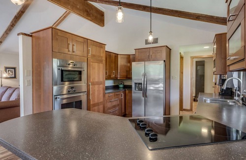 Glenwood Springs House | Hot Tub & Fire-Pit on the River with Mountain Views, Minutes to Downtownn