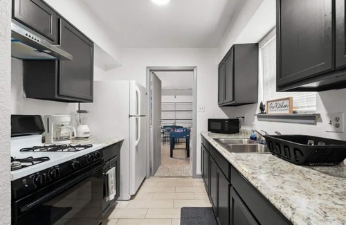Great Northwest House | Hot tub & Game Room by Six Flags Fiesta Texas & Seaworld/Shopping - Sleeps 16