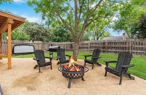 Great Northwest House | Hot tub & Game Room by Six Flags Fiesta Texas & Seaworld/Shopping - Sleeps 16