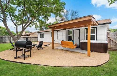 Great Northwest House | Hot tub & Game Room by Six Flags Fiesta Texas & Seaworld/Shopping - Sleeps 16