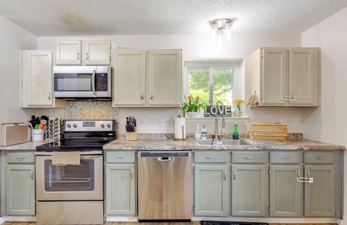 Live Oak House | Hot Tub & Game Room: Spacious Live Oak Home!