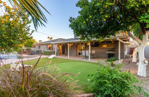 Village Grove House | Hot Tub, Heated Pool, Mini Golf, BBQ, Old Town, Game Room, EV Plug