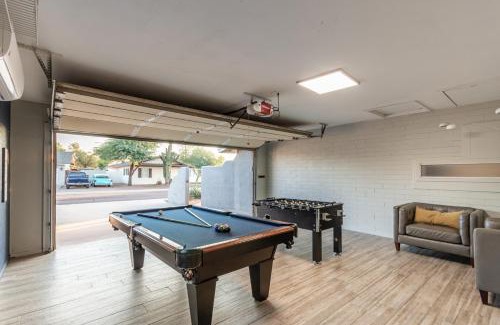 Village Grove House | Hot Tub, Heated Pool, Mini Golf, BBQ, Old Town, Game Room, EV Plug
