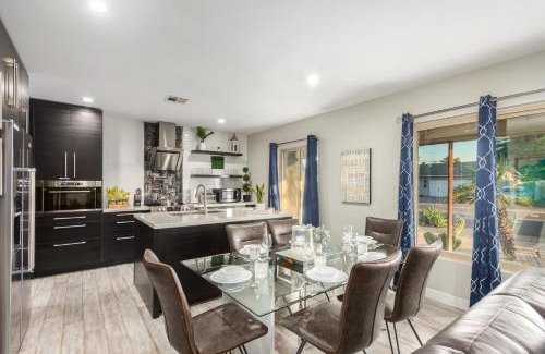 Village Grove House | Hot Tub, Heated Pool, Mini Golf, BBQ, Old Town, Game Room, EV Plug