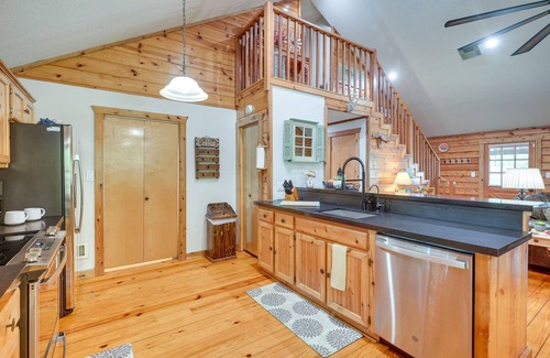 Cape Royale House | Hot Tub: Luxe Lake Livingston Cabin in Cape Royale