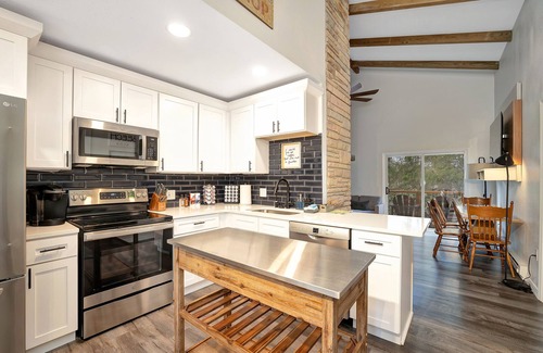Charter Hills Cabin | ~HOT TUB~Pet Friendly-AC-Renovated Cabin~Fireplace