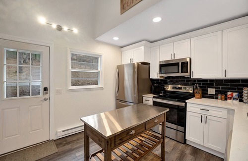 Charter Hills Cabin | ~HOT TUB~Pet Friendly-AC-Renovated Cabin~Fireplace