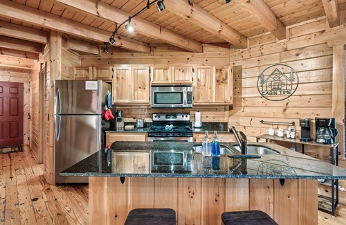 White Oak Lodge House | Hot Tub - Pool Table- Arcade Machine - Easy flat roads