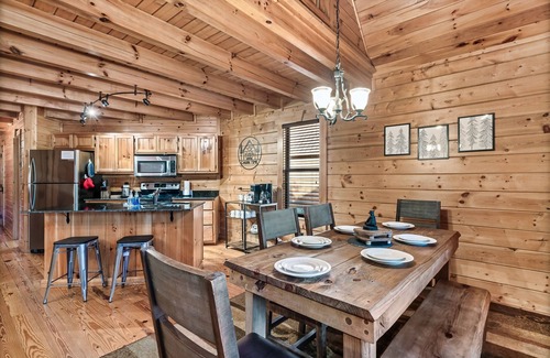 White Oak Lodge House | Hot Tub - Pool Table- Arcade Machine - Easy flat roads