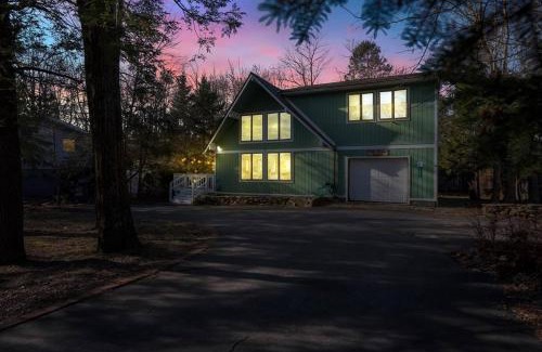 Pocono Summit House | Hot Tub + Prime Location Chalet