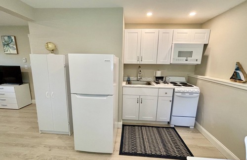 Southern Coast House | Hot tub! Studio in New House - Location, Location!