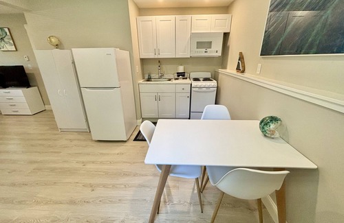 Southern Coast House | Hot tub! Studio in New House - Location, Location!