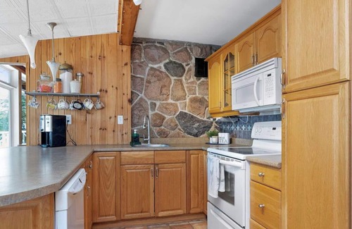 Baysville Cottage | Hot Tub, SUP, Canoe, Fireplace, WiFi, Dog Friendly, 5 Mins to Baysville
