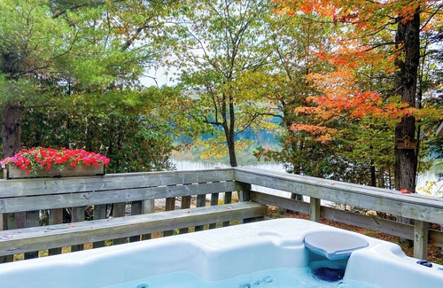 Baysville Cottage | Hot Tub, SUP, Canoe, Fireplace, WiFi, Dog Friendly, 5 Mins to Baysville