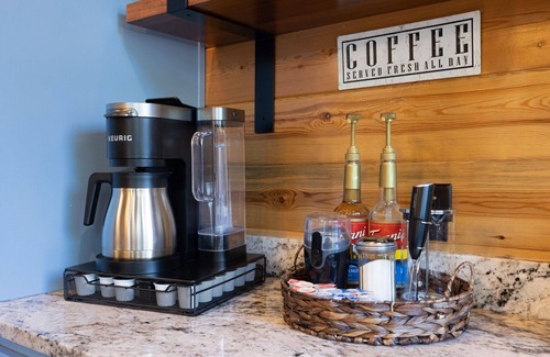 Broken Bow Cabin | Hot Tub Zipline Arcade Firepit 4 King Suites