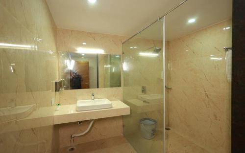 Yellamanchili Hotel | Hotel Abhiram Inn