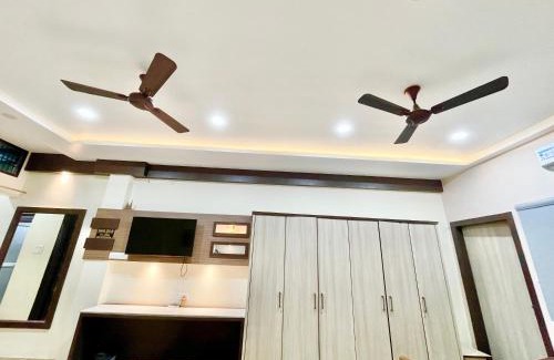 Sigra Hotel | HOTEL AKAY GUEST HOUSE ! VARANASI Fully Air Conditioned Room with free wifi, Near Shri Kashi Vishwanath Temple and Ganga Ghat