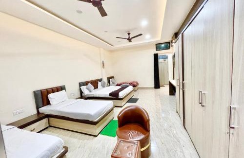 Sigra Hotel | HOTEL AKAY GUEST HOUSE ! VARANASI Fully Air Conditioned Room with free wifi, Near Shri Kashi Vishwanath Temple and Ganga Ghat