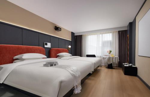 Shangri-La Hotel | Hotel Anaïs Divine Comedy