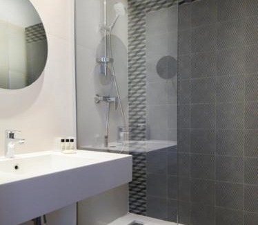 Suresnes Hotel | Hotel Atrium by Happyculture