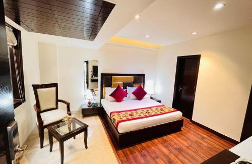 Anand Vihar Hotel | Hotel Aura IP Grand Karkardooma Metro Station New Delhi