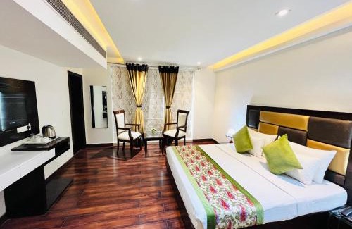 Anand Vihar Hotel | Hotel Aura IP Grand Karkardooma Metro Station New Delhi